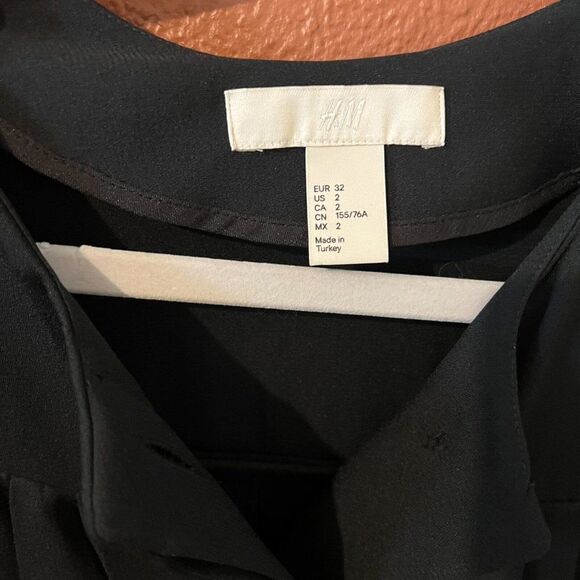 H&M long sleeve black dress swing style fitted sleeve pleated button down size 2 - Picture 4 of 7